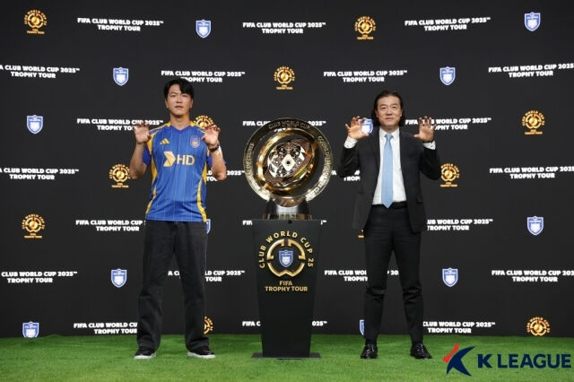 울산 김영권과 김판곤 감독./한국프로축구연맹