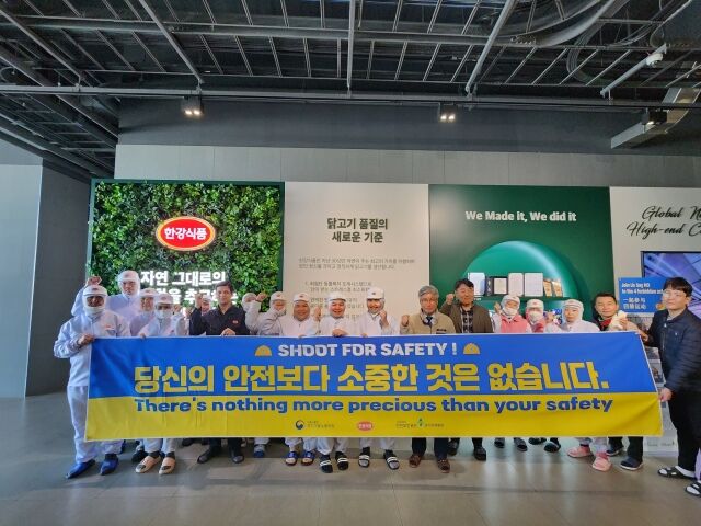 송석진 안전보건공단 경기지역본부장(오른쪽 여섯번째)이 11일 경기도 화성시에 위치한 한강식품에서 합동 안전문화 캠페인을 개최 후 참가자들과 파이팅을 외치고 있다./안전보건공단 경기지역본부