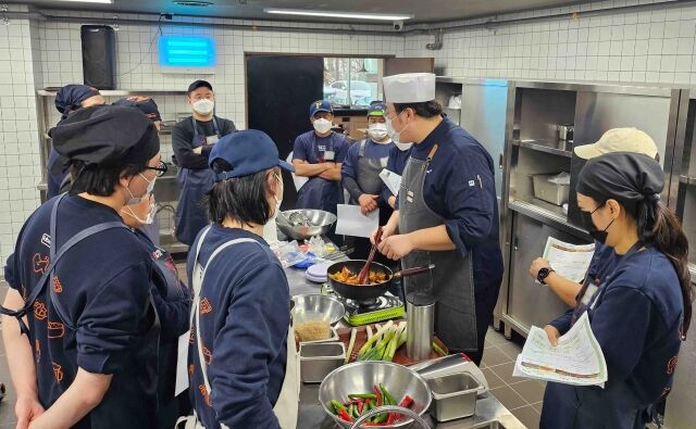 경기도 이천 BBQ 치킨대학에서 진행된 패밀리 ‘원포인트레슨’ 프로그램. /제너시스BBQ 그룹