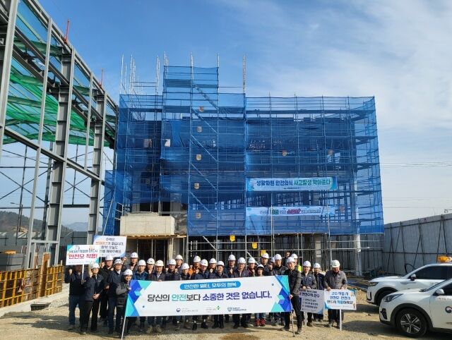 안전보건공단 경남동부지사(지사장 안원환)는 12일 김해대동첨단일반산업단지 내 건설현장을 대상으로 ‘안전일터 조성의 날’ 캠페인을 실시했다고 밝혔다. /안전보건공단 경남동부지사