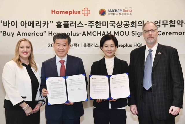 왼쪽부터 리사 앨런 주한미국대사관 농업무역관 관장, 제임스 김 암참 회장 겸 대표이사, 조주연 홈플러스 사장, 마크 드리스 주한미국대사관 농무참사관이 13일 미국산 식품 판매 확대를 위한 업무협약식에서 기념사진을 촬영하고 있다. /홈플러스