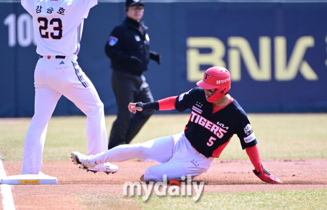 2025년 3월 14일 오후 서울 잠실야구장에서 2025 신한 SOL뱅크 KBO 리그 시범경기 KIA 타이거즈와 두산 베어스의 경기가 열렸다. KIA 2루 주자 김도영이 1회초 무사 2루서 나성범의 중견수 플라이 때 3루로 들어가고 있다./마이데일리