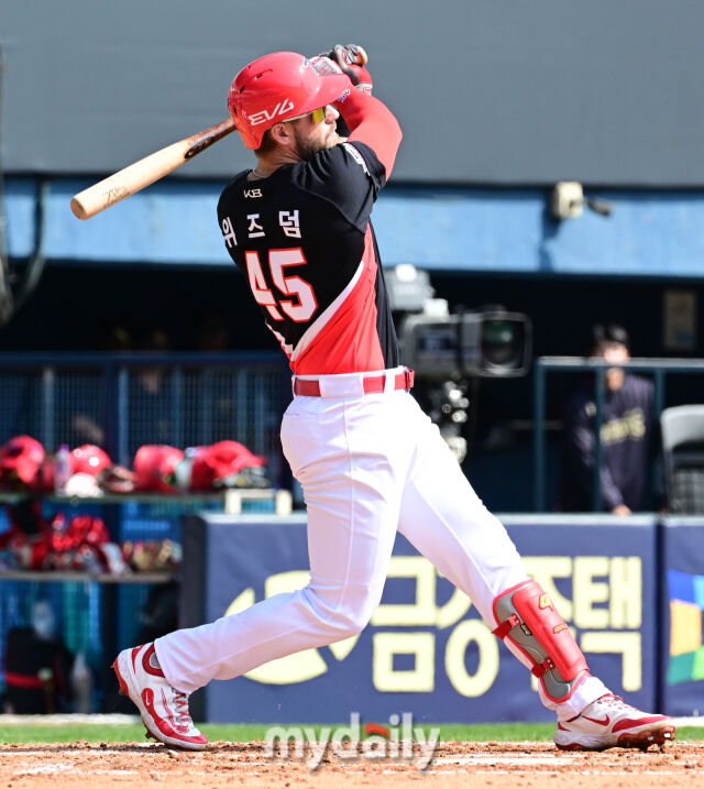 2025년 3월 14일 오후 서울 잠실야구장에서 2025 신한 SOL뱅크 KBO 리그 시범경기 KIA 타이거즈와 두산 베어스의 경기가 열렸다. KIA 위즈덤이 6회초 1사 후 2루타를 치고 있다./잠실=유진형 기자 zolong@mydaily.co.kr