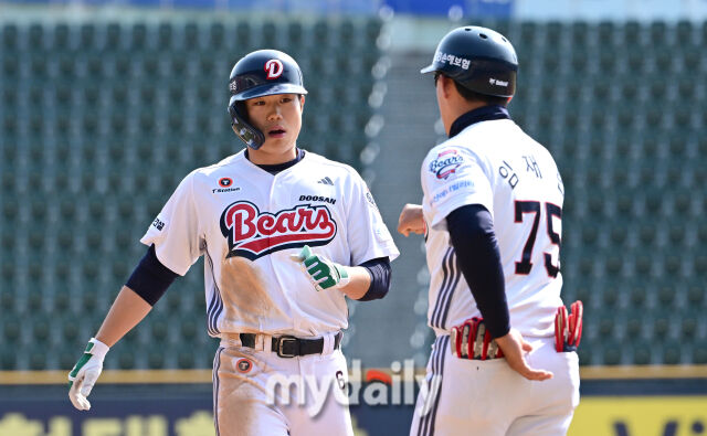 2025년 3월 14일 오후 서울 잠실야구장에서 2025 신한 SOL뱅크 KBO 리그 시범경기 KIA 타이거즈와 두산 베어스의 경기가 열렸다.두산 오명진이 4회말 무사 1.3루서 1타점 동점 적시타를 친 뒤 기뻐하고 있다./마이데일리
