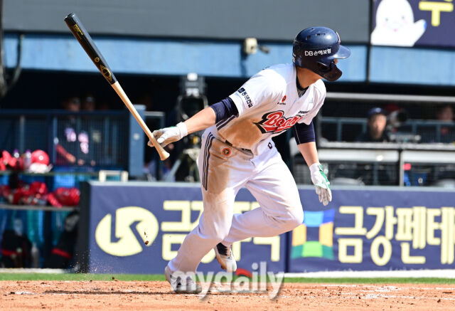 2025년 3월 14일 오후 서울 잠실야구장에서 2025 신한 SOL뱅크 KBO 리그 시범경기 KIA 타이거즈와 두산 베어스의 경기가 열렸다. 두산 오명진이 4회말 무사 1.3루서 1타점 동점 적시타를 치고 있다./마이데일리