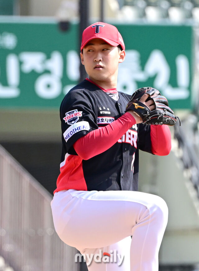 2025년 3월 14일 오후 서울 잠실야구장에서 2025 신한 SOL뱅크 KBO 리그 시범경기 KIA 타이거즈와 두산 베어스의 경기가 열렸다. KIA 윤영철이 5회말 구원등판해 역투하고 있다./마이데일리