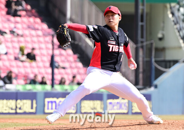 2025년 3월 14일 오후 서울 잠실야구장에서 2025 신한 SOL뱅크 KBO 리그 시범경기 KIA 타이거즈와 두산 베어스의 경기가 열렸다. KIA 윤영철이 5회말 구원등판해 역투하고 있다./마이데일리