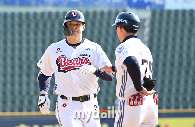 2025년 3월 14일 오후 서울 잠실야구장에서 2025 신한 SOL뱅크 KBO 리그 시범경기 KIA 타이거즈와 두산 베어스의 경기가 열렸다 .두산 김재환이 1사 1루서 안타를 친 뒤 기뻐하고 있다./마이데일리