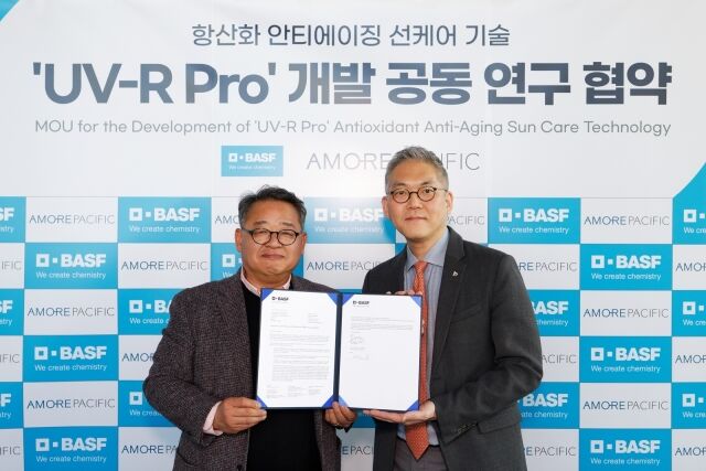 지난 13일 ‘UV-R Pro’ 개발 공동 연구 협약식에서 아모레퍼시픽 R&I센터 서병휘 CTO(오른쪽)와 김대용 한국바스프 케어케미컬 사업부장이 사진 촬영을 하고 있다. /아모레퍼시픽
