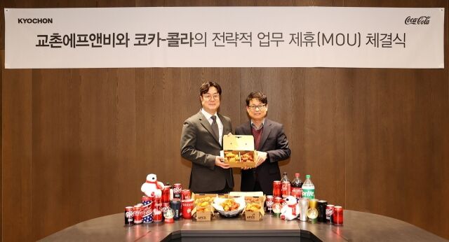지난 6일 MOU 체결식에서 이상로 교촌에프앤비 국내사업부문장(부사장)(왼쪽)과 신기섭 코카콜라음료 디지털영업부문장이 기념 사진을 찍고 있다. /교촌에프앤비