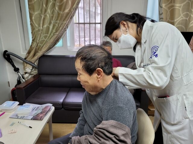 자생한방병원이 서울시 강남구 논현1동 주민센터와 함께 관내 경로당·어르신 가정을 방문, 한방의료봉사활동을 성료했다. /자생한방병원