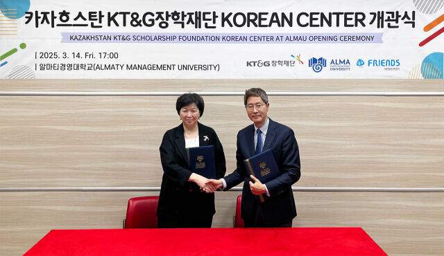 지난 14일 KT&G장학재단 코리안센터 개관식 행사에 참석한 안홍필 KT&G장학재단 사무국장(오른쪽)과 굴나라 쿠렌케예바 알마티 경영대학교 총장이 기념사진을 촬영하고 있다. /KT&G