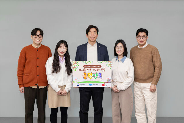 이석환 교원구몬 대표(가운데)가 직원들과 함께 아동학대예방 릴레이 캠페인에 동참하며 기념촬영을 하고 있다. /교원
