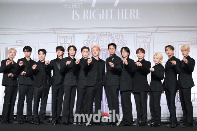 그룹 블랙핑크 멤버 제니(왼쪽)와 로제가 데뷔 8주년을 축하하고 있다. / 게티이미지코리아