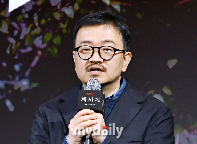 연상호 감독이 18일 오전 서울 마포 호텔 나루 서울 엠갤러리 앰배서더에서 진행된 넷플릭스 영화 