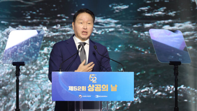 19일 서울 중구 대한상의 국제회의장에서 열린 제52회 상공의날 행사에서 최태원 대한상공회의소 겸 SK그룹 회장이 기념사를 하고 있다. /대한상의