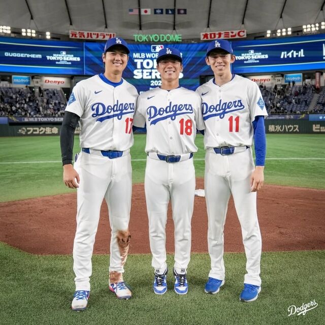 LA 다저스 오타니 쇼헤이, 야마모토 요시노부, 사사키 로키(왼쪽부터)가 도쿄시리즈 후 기념사진을 찍고 있다./LA 다저스 SNS