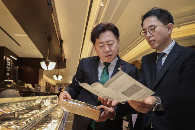 지난 19일 신셰게 강남점 신세계마켓을 찾은 오영훈 제주도지사가 김선진 신세계백화점 영업본부장에게 PB브랜드 ‘해녀의 신셰계’ 상품 설명을 듣고 있다. /신세계백화점