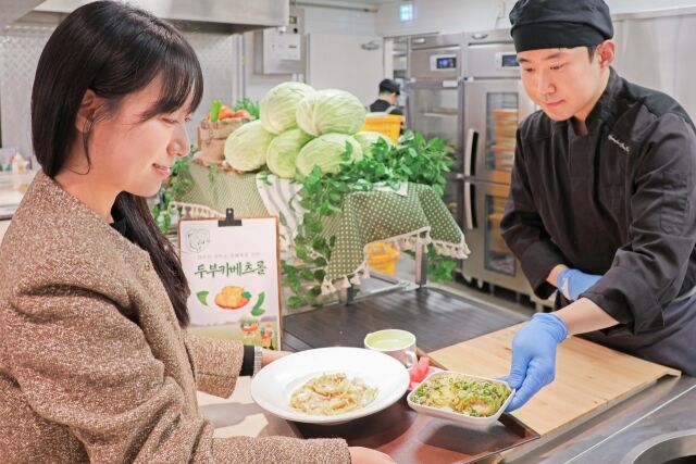 현대그린푸드 직원이 구내식당에서 제주 저탄소 양배추를 활용한 메뉴를 제공하고 있다. /현대그린푸드
