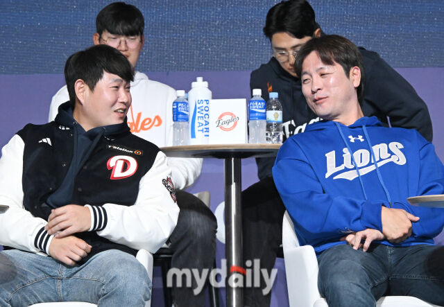 두산 양의지와 삼성 강민호가 20일 오후 서울 잠실 롯데호텔 월드에서 진행된 