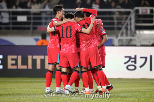 한국 선수들이 20일 오만과 경기에서 황희찬의 선제골 후 함께 기뻐하고 있다. /게티이미지코리아