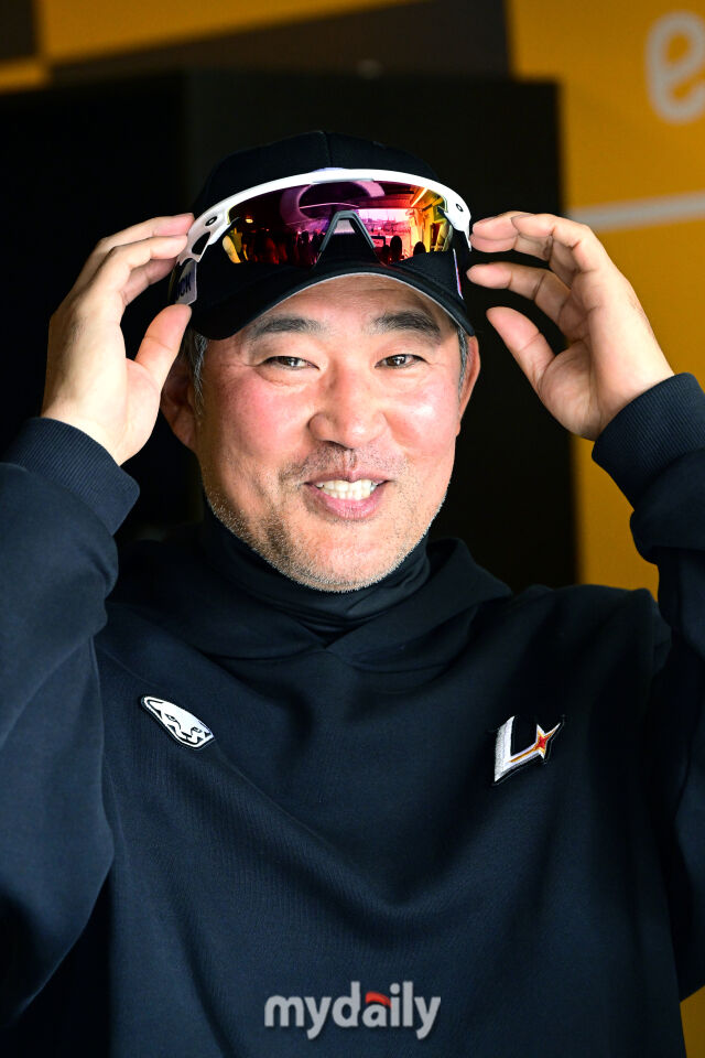 SSG 이숭용 감독이 23일 인천 SSG랜더스필드에서 진행되는 ‘2025 신한 SOL BANK KBO리그’ 두산-SSG의 경기 전 취재진들의 질문에 답하고 있다./인천 = 곽경훈 기자