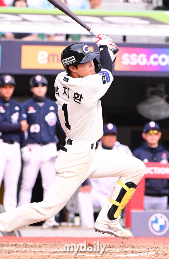 SSG 박지환이 23일 오후 인천 SSG랜더스필드에서 진행된 ‘2025 신한 SOL BANK KBO리그’ 두산-SSG의 경기 7회말 무사 2루에서 안타를 때리고 있다./마이데일리