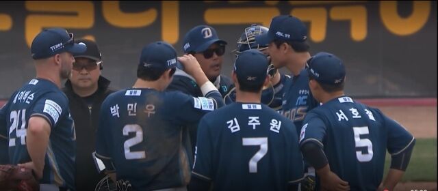마운드에 모인 NC선수들을 격려하는 이호준 감독/티빙 캡쳐