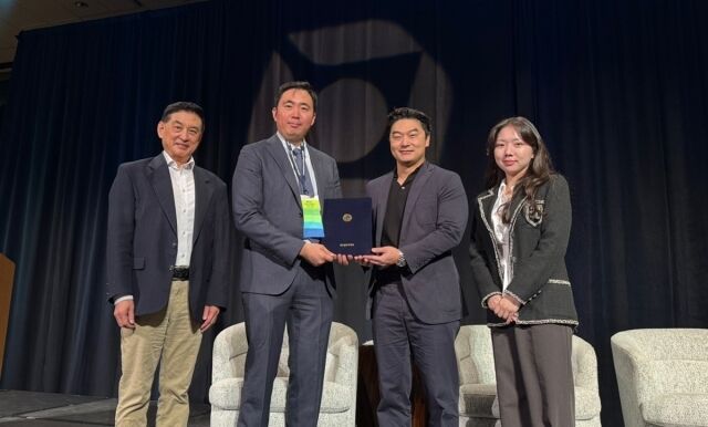 왼쪽부터 리싱 라우 VUIM 총장, 장기호 자생메디컬아카데미 팀장, 존 유 VUIM CEO, 이나경 자생한방병원 한의사. /자생한방병원