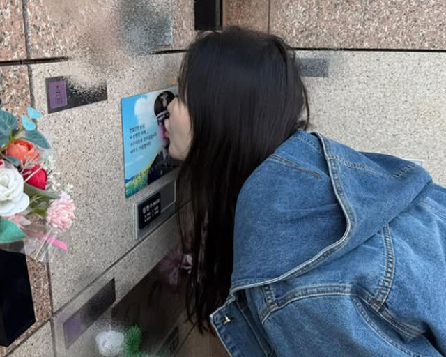 장영란이 돌아가신 아버지 사진에 뽀뽀를 하고 있다. / 장영란 SNS 캡처