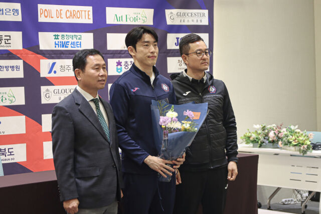 충북 청주가 베테랑 수비수 윤석영을 영입했다./충북 청주