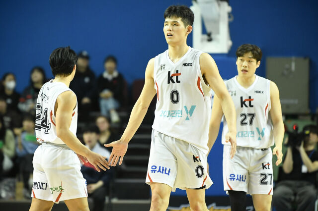 수원 KT가 서울 삼성을 제압하고 2연승을 질주했다./KBL