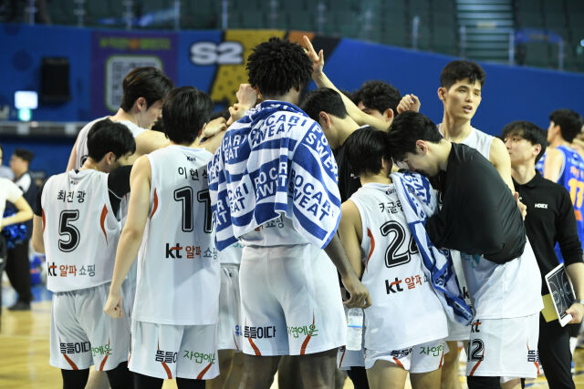 수원 KT가 서울 삼성을 제압하고 2연승을 질주했다./KBL