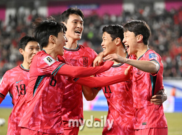 이재성(맨오른쪽)이 25일 오후 경기도 수원시 수원월드컵경기장에서 열린 