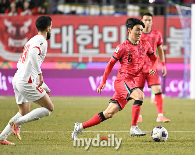 황인범이 25일 오후 경기도 수원시 수원월드컵경기장에서 열린 