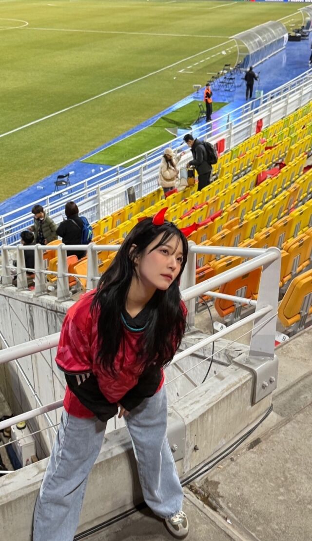 그룹 프로미스나인 멤버 백지헌이 축구 국가대표 경기를 응원하고 있다. / 백지헌 인스타그램