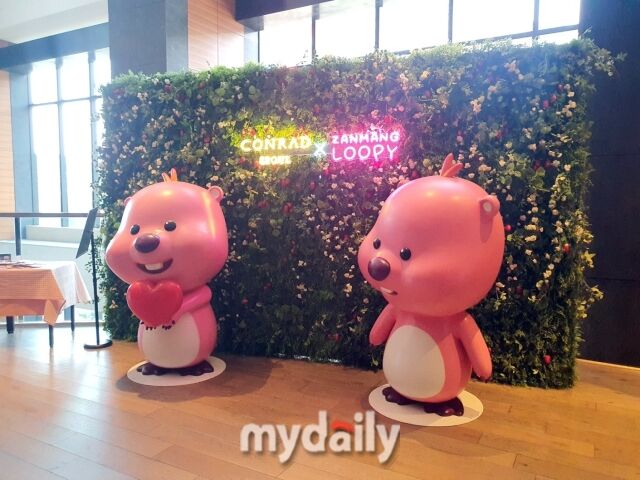 2층 제스트로 가는 길에 잔망루피 포토존이 마련돼 있다. /방금숙 기자