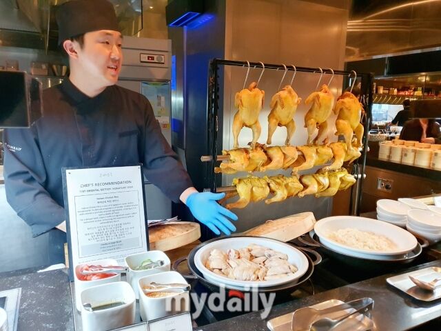 오리엔탈 스테이션 셰프가 시그니처 메뉴인 ‘하이난 치킨 라이스’를 소개하고 있다. /방금숙 기자
