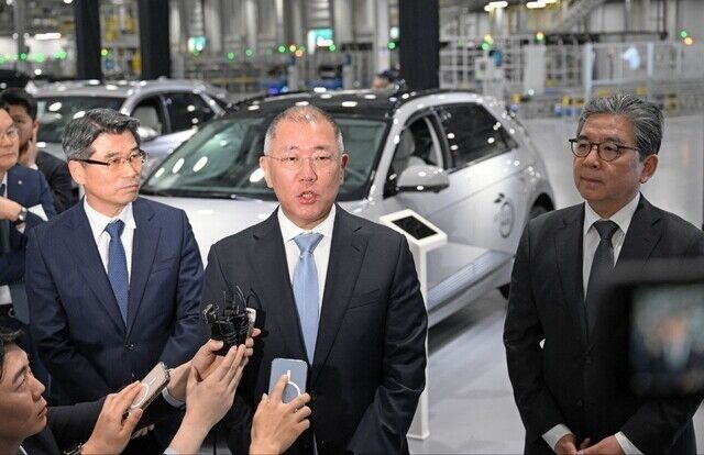 정의선 현대차그룹 회장이 26일 미국 조지아주 엘라벨에서 연 메타플랜트 준공식에서 기자들과 만나 미국 투자에 관해 설명하고 있다./현대차그룹