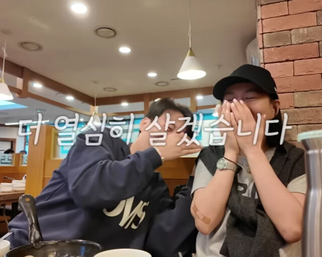도경완이 장윤정과 저녁 식사를 하고 있다. / 유튜브 