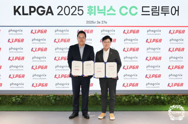 전영기 휘닉스중앙평창 대표(왼쪽)와 이영미 KLPGA투어 대표가 기념 촬영을 하고 있다. /KLPGA