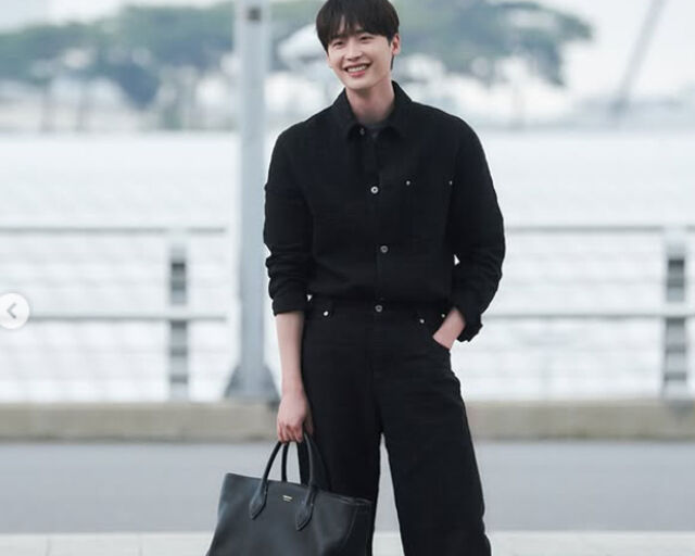 이종석이 공항 앞에서 사진을 찍고 있다. / 이종석 SNS 캡처