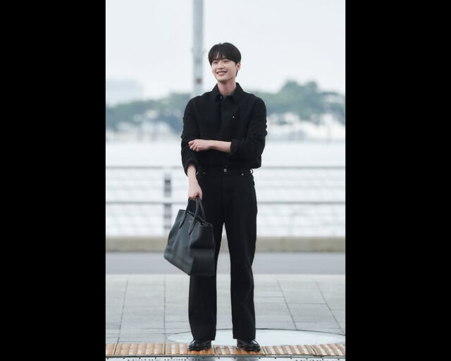 이종석이 부끄러운 듯 미소를 살짝 짓고 있다. / 이종석 SNS 캡처