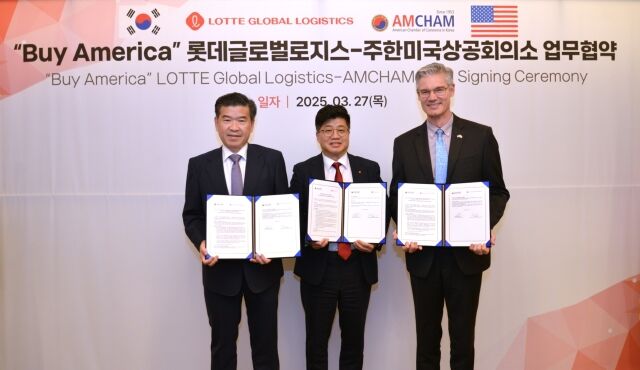 제임스 김 암참 회장 겸 대표이사(왼쪽부터)와 강병구 롯데글로벌로지스 대표이사, 알렉세이 크랄 주한미국대사관 경제공사참사관이 지난 27일 ‘바이 아메리카’ 업무협약식에서 기념 촬영하고 있다. /롯데글로벌로지스