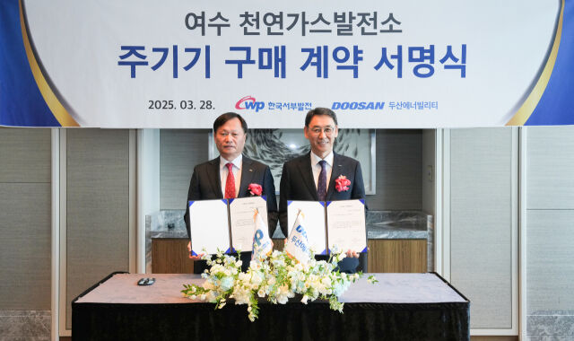 28일 서울 송파구 시그니엘에서 열린 여수천연가스발전소 주기기 공급계약 체결식에서 이정복 서부발전 이정복 사장과 정연인 두산에너빌리티 부회장(오른쪽)이 기념사진을 촬영하고 있다. /두산에너빌리티