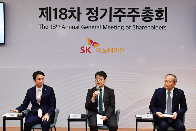 박상규 SK이노베이션 대표이사 사장(가운데), 추형욱 SK이노베이션 E&S 사장(왼쪽), 이석희 SK온 사장(오른쪽) 등 SK이노베이션 경영진들이 28일 오전 서울 종로구 SK서린빌딩 수펙스홀에서 열린 주주와의 대화에서 주주들과 경영 현안에 대해 소통하고 있다. /SK이노