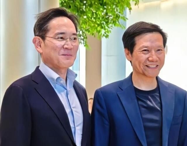 이재용 삼성전자 회장(왼쪽)이 22일 레이 쥔 샤오미 회장을 샤오미 전기차 공장에서 만나 기념사진을 촬영하고 있다. /중국 샤오미 웨이보 캡처