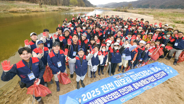 현대모비스 임직원과 가족들이 지난 28일 충북 진천 미호강 일대에서 생태계 보호 대청소 활동을 펼친 뒤 기념촬영을 하고 있다. /현대모비스