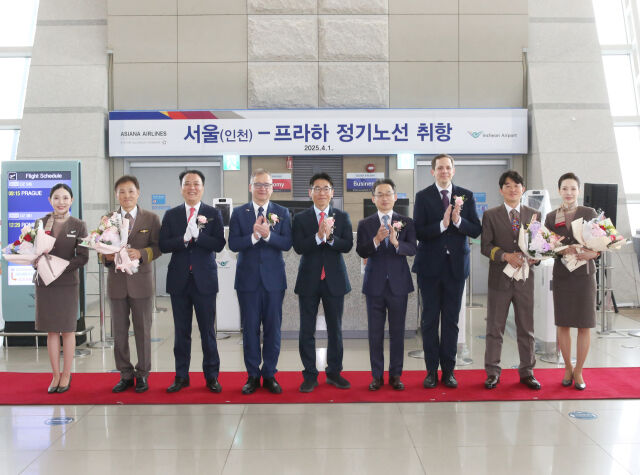 아시아나항공이 인천국제공항 제 1터미널 출국장에서 인천-프라하 노선 신규 취항 기념행사를 가졌다. 박종만 아시아나항공 여객본부장(왼쪽 다섯 번째), 김성무 아시아나항공 인천국제공항서비스지점장(왼쪽 세 번째), 신동익 인천국제공항공사 허브화전략처장(왼쪽 여섯 번째), 이반 얀차렉 주한체코 대사(왼쪽 네 번째), 미샤 에마노브스키 주한체코문화원 원장(왼쪽 일곱 번째)이 기념사진을 촬영하고 있다. /아시아나항공