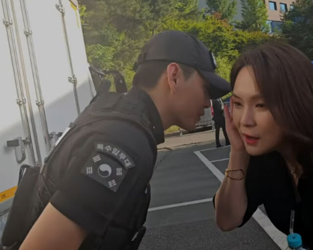 뷔가 이지영에게 자기 소개를 하고 있다. / 유튜브 